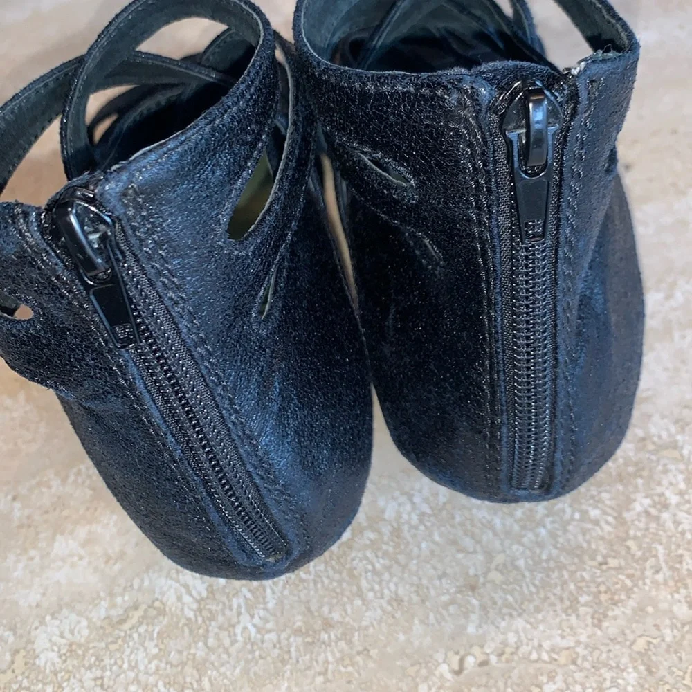 BLOWFISH black strappy leather wedge sandals, textured, back zip, 2” heel. 9 - Picture 8 of 17